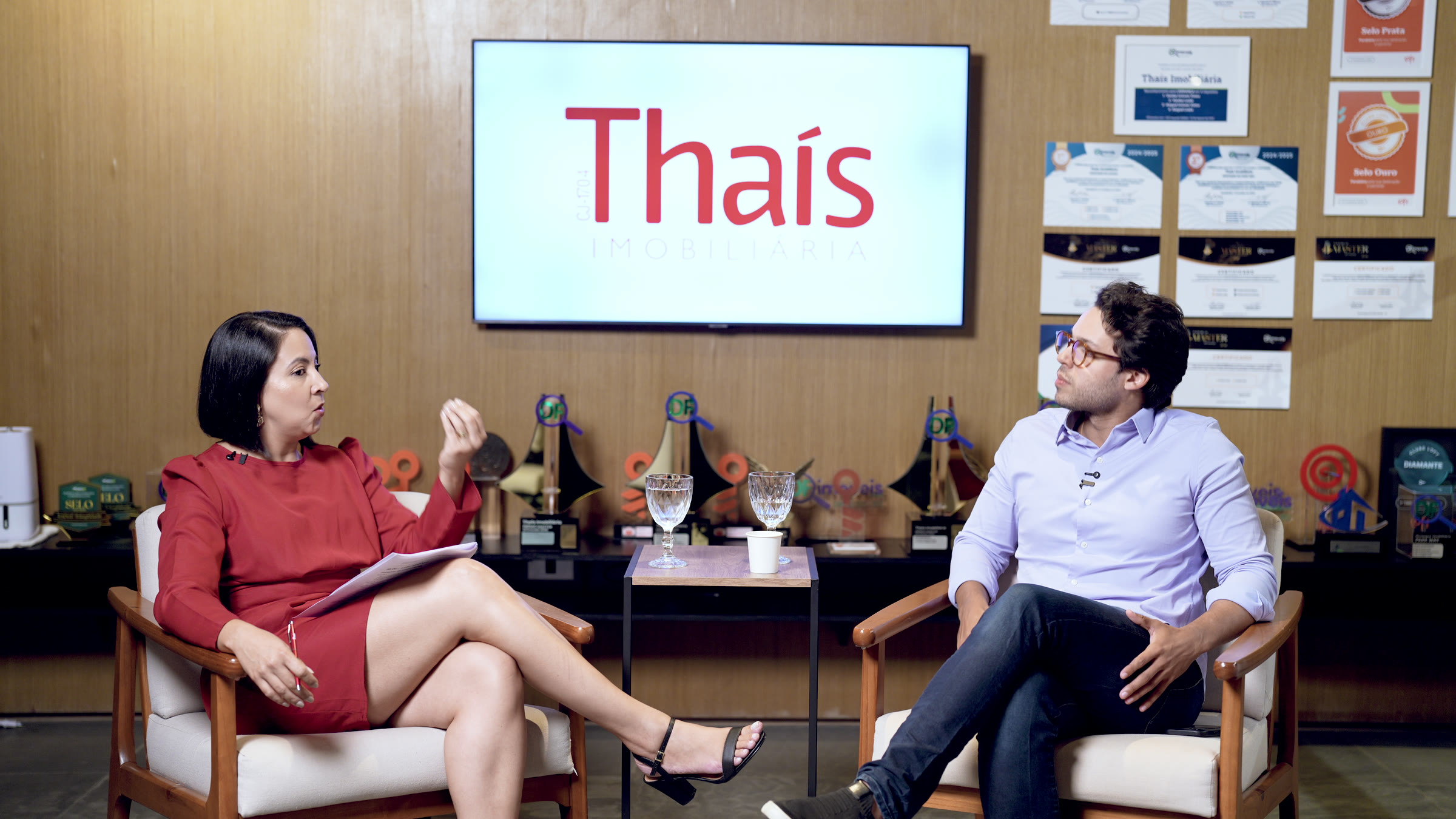 Mellina Oliveira e João Palhares no estúdio da Thaís Imobiliária